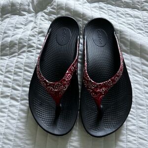OOFOS Red bandana Thong Sandal, lightly worn